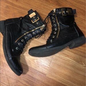 G BY GUESS Size 9 Black and Gold Ankle Boots